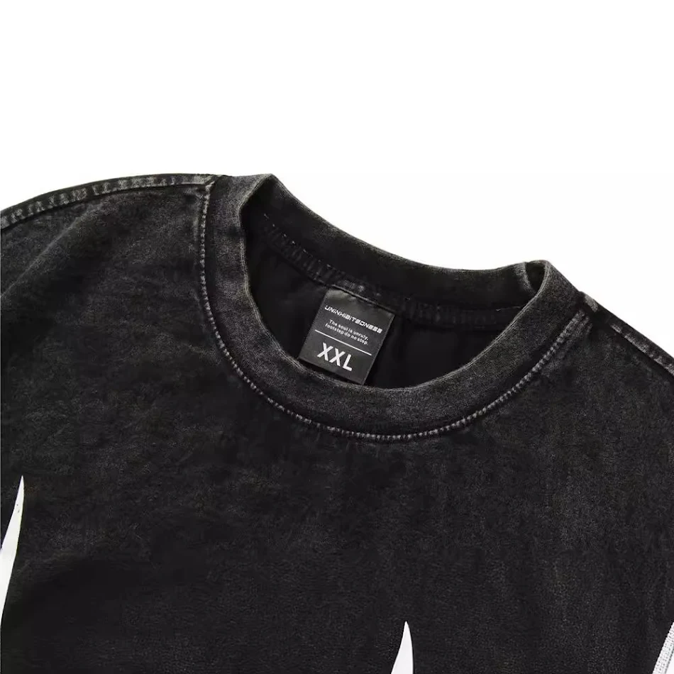 Heren T-shirt met korte mouwen en abstracte donkere print. Comfortabel en modern design voor een unieke uitstraling. Ideaal voor dagelijks gebruik.