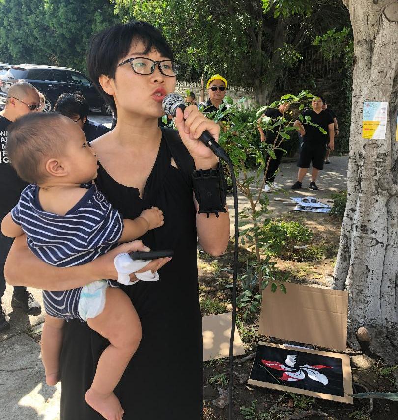 抱着孩子参加支持港人“反送中”活动的洛杉矶华人妇女(刘燕林提供)