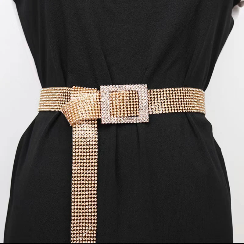 Title 4, Moda femminile con diamanti sopra cintura di st...