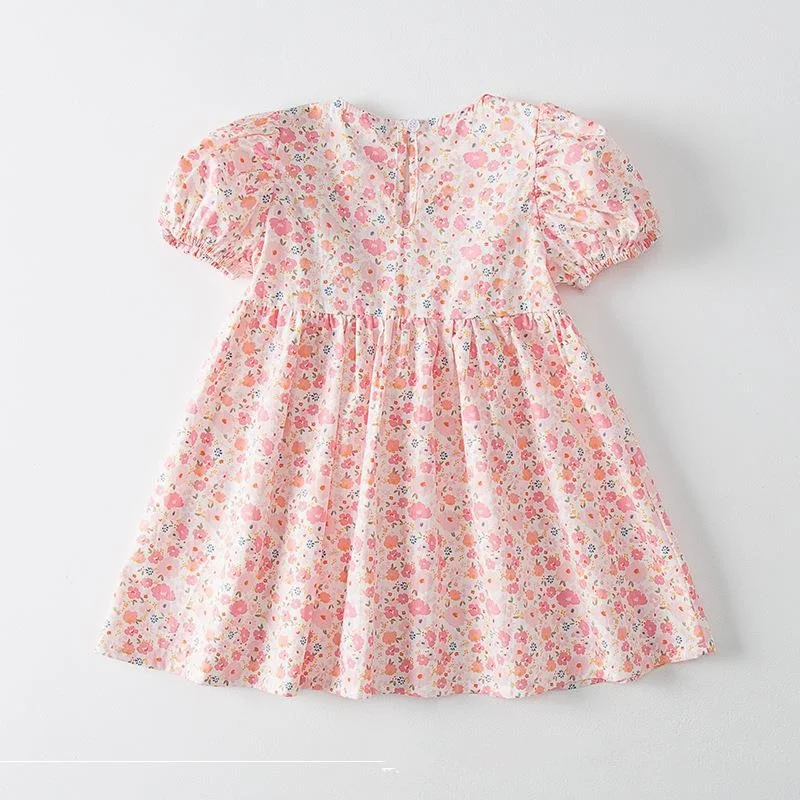 Robe Fleurie d'Été pour Fille Col Carré Broderie Profitez de l'été avec cette robe élégante et confortable, idéale pour les journées ensoleillées.