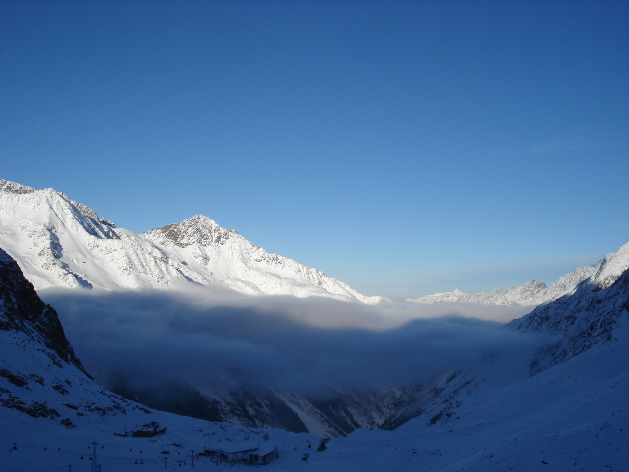 il cielo e' blu ... sopra le nuvole  di Ale