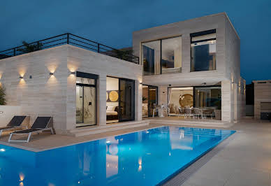 House with pool and terrace 5