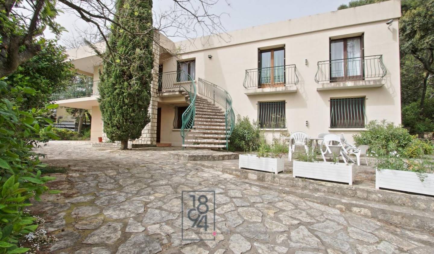 Villa with terrace Nimes