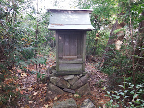 山頂近くの祠