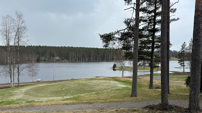 Vielä vähän tulee lunta, mutta eiköhän se kesäkin sieltä tule. Järvestä on sentään jäät jo pois.