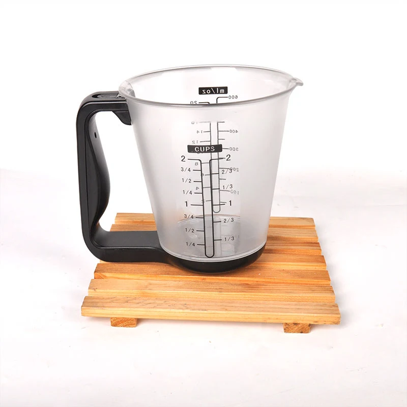 Taza medidora electrónica de cocina multifuncional con báscula integrada para medir y pesar ingredientes de comidas diarias.
