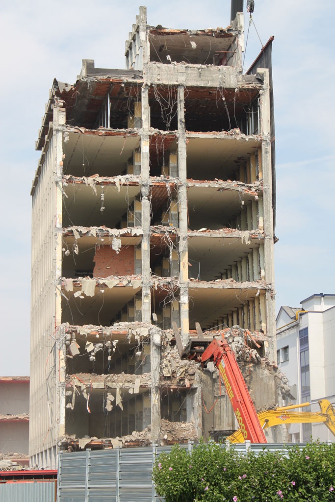 Demolizione edificio di Albyfoto