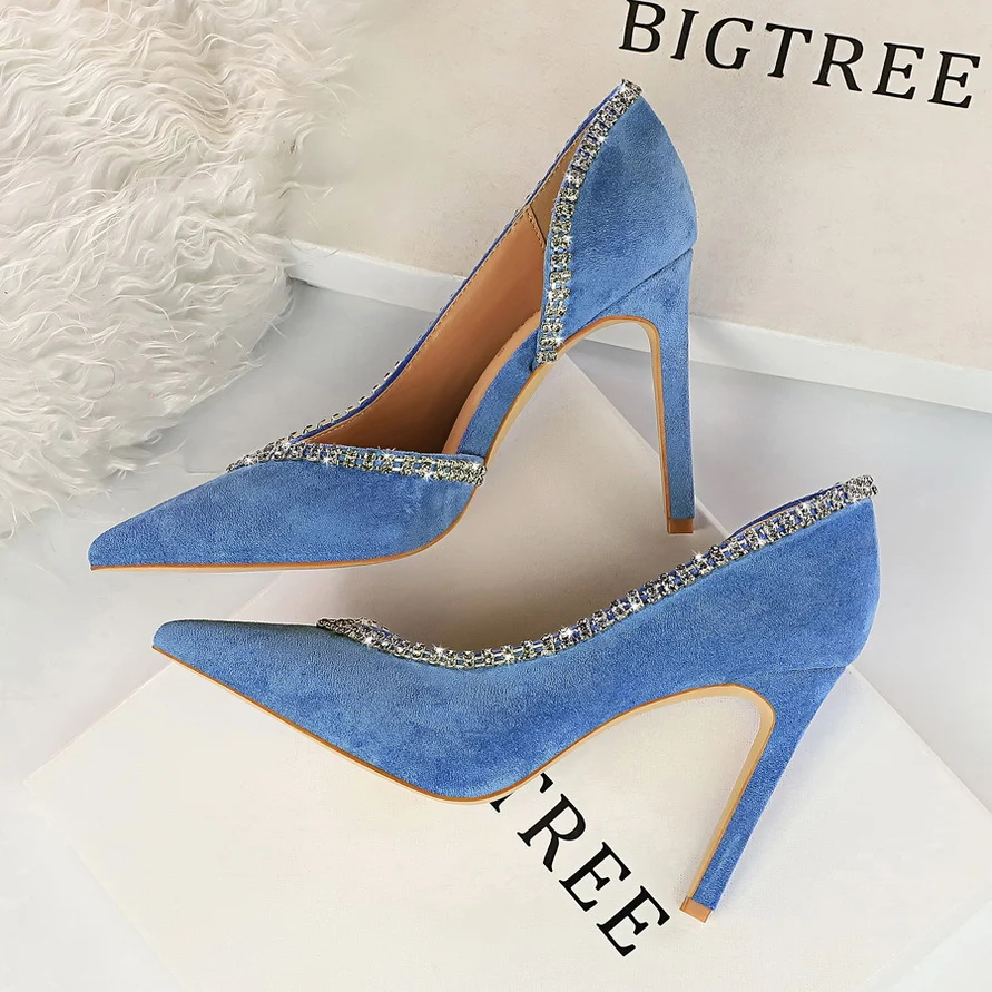 Sapatos de salto alto ocos de camurça, perfeitos para looks sofisticados e confortáveis. Ideal para eventos e festas. Elegância garantida.