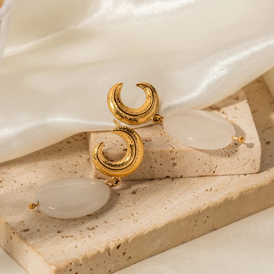 Boucles d'oreilles élégantes en forme de croissant ovale pour femmes. Un bijou féminin pour une beauté intemporelle. Rehaussez votre style avec élégance.