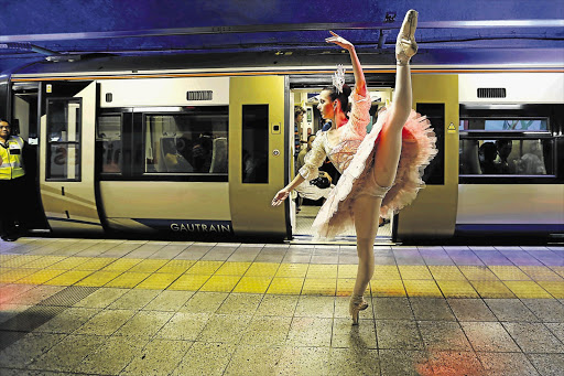 EN POINTE ON PLATFORM: Joburg Ballet dancer Linde Wessels performs at the Gautrain Sandton station as part of a publicity campaign aimed at enticing commuters to go and see its staging of 'The Nutcracker' at the State Theatre in Pretoria Picture: