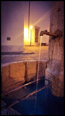 Fontana di montagna di vola in alto solo chi ha il coraggio di farlo