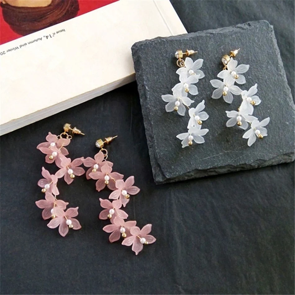 Brincos longos e largos de pétalas de flor de cerejeira com borlas, super fada, para um visual delicado e feminino com personalidade.