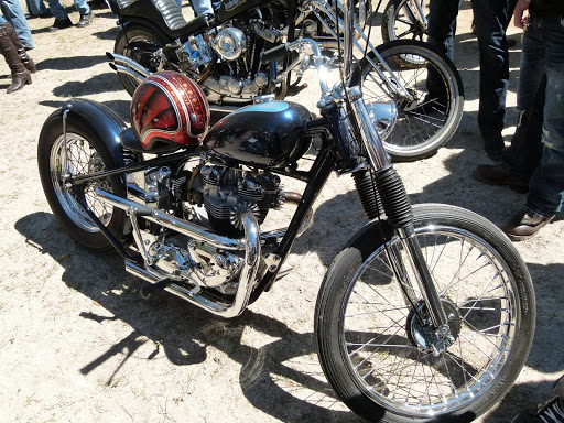 bober-triumph-sur-base-de-triumph-bonneville-photographie-chez-machines-et-moteurs-le-specialiste-des-bonnevilles