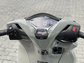  Phần đồng hồ của Honda SH 350i 2023 mang đến một ấn tượng cao cấp, bao gồm 2 màn hình LCD kỹ thuật số đơn sắc dạng âm bản