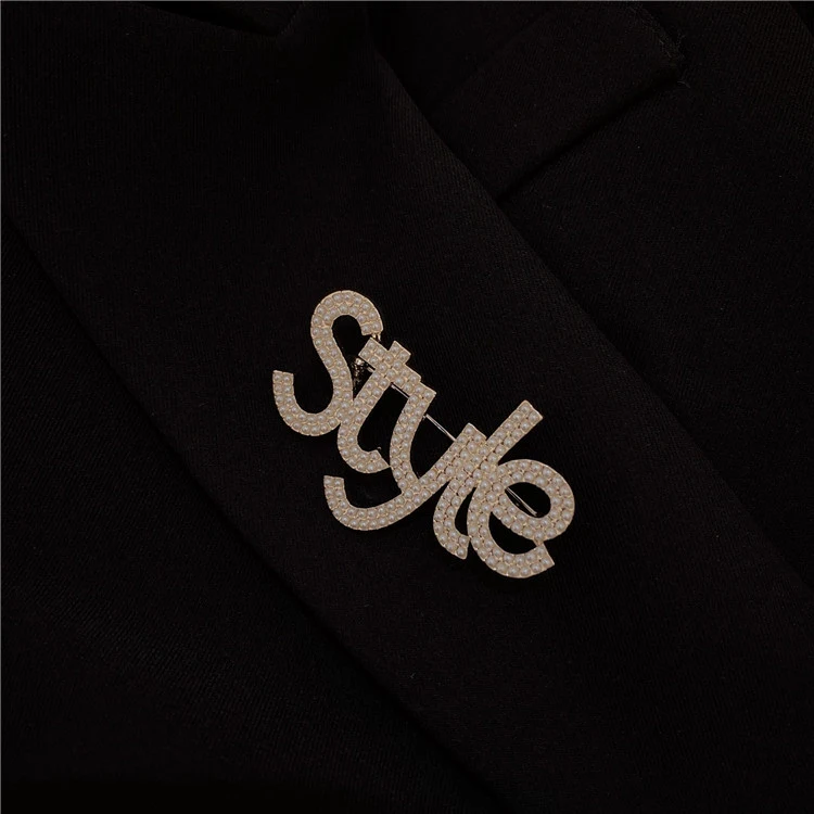Broche de perlas con letras estilo retro de Hong Kong, accesorio de temperamento, realza tu estilo con elegancia y sofisticación.