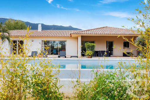 Seaside house with pool and garden 4