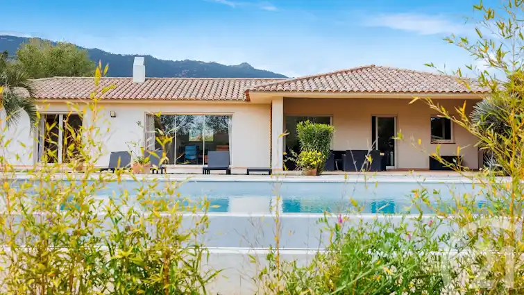 Seaside house with pool and garden