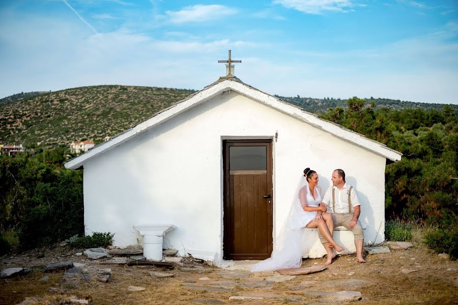 Fotógrafo de casamento Zoltán László (eskuvofotophilip). Foto de 3 de março 2019