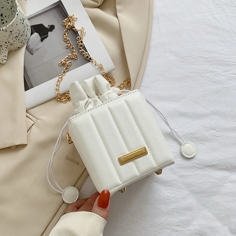 Bolsa carteiro pequena quadrada com alça de corrente e ombro, modelo saco com cordão, ideal para transportar seus itens essenciais com estilo e praticidade.