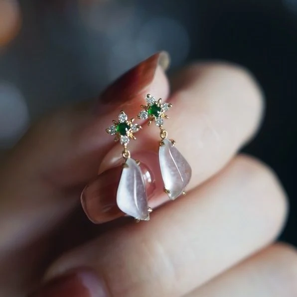 Boucles d'oreilles à clous femme en fausse calcédoine. Élégantes et polyvalentes, idéales pour un usage quotidien ou des occasions spéciales, ajoutent un éclat subtil.