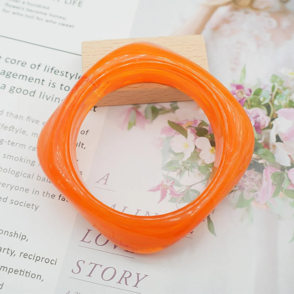 Bracelet en acrylique effet marbré, forme carrée irrégulière, un accessoire tendance pour femmes, facile à porter et qui attire tous les regards.