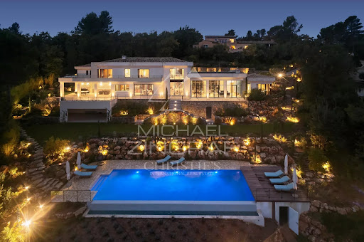 Villa avec piscine et terrasse 2