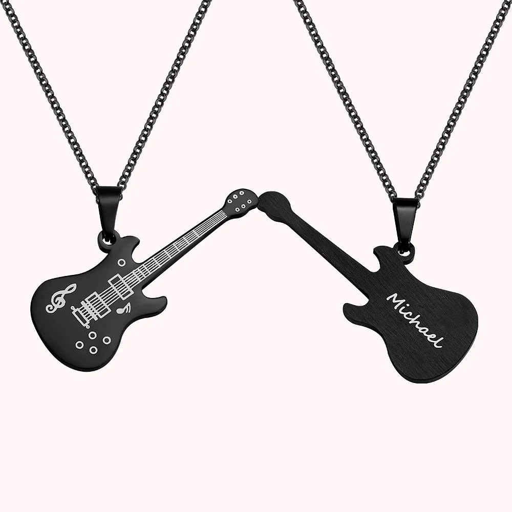 Collier noir en forme de guitare personnalisée par un prénom. 