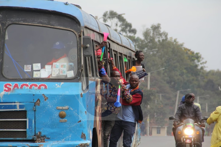 Wafuasi wakiwasili katika uwanja wa Kasarani./EZEKIEL AMING'A