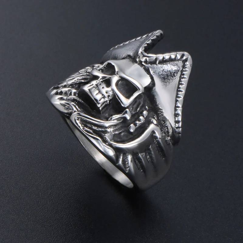 Anel de aço titânio Caveira do Velho Diabo, resistente e estiloso. Uma joia impactante para homens com personalidade forte e visual marcante.