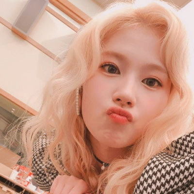 sana-duck-face