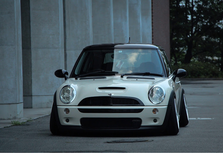 ミニクーパーSのR53・ツライチ・SSR wheelsに関するカスタム事例の投稿画像1枚目