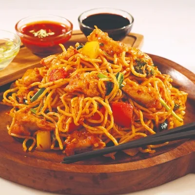 Chicken Noodles In Schezwan Sauce Regular