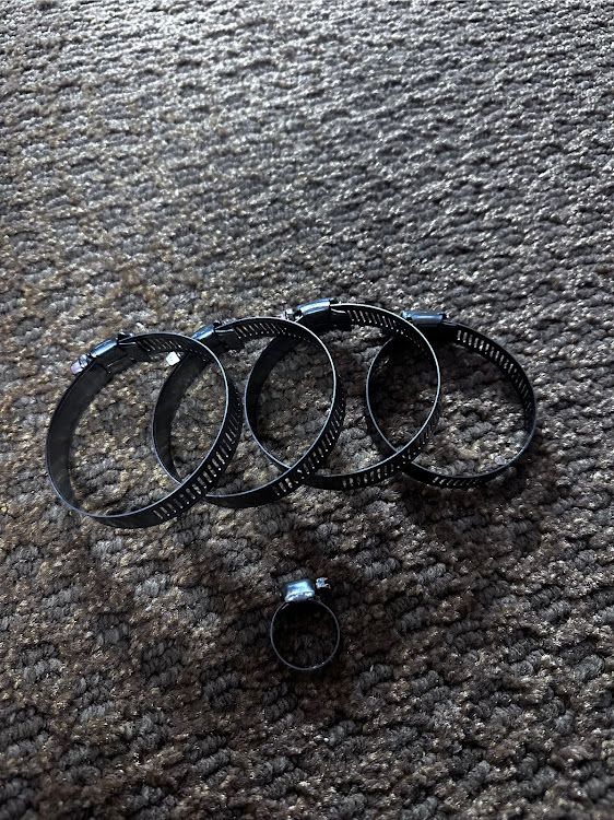 スイフトスポーツのエアクリ・カーボン一択・DIY・こっちが先に届いたに関するカスタム事例の投稿画像1枚目