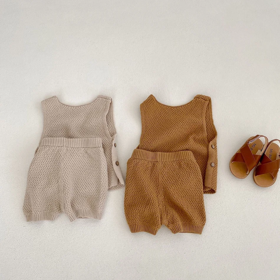 Ensemble 2 pièces bébé, haut ouvert à boutons et short, pour garçons et filles, confortable et respirant, parfait pour les journées chaudes, facile à porter.