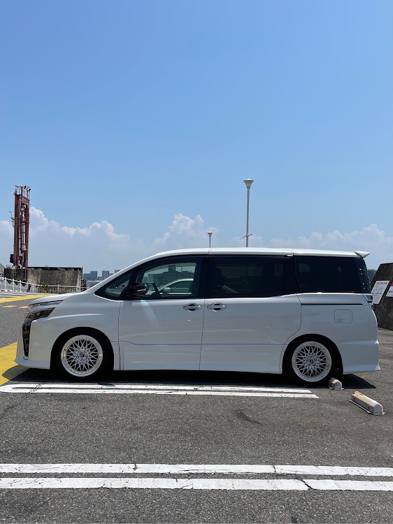 ヴォクシーのホイール交換・ファミリーカー・シュタイナーFTX・スーパーオートバックス神戸サンシャインに関するカスタム事例の投稿画像2枚目