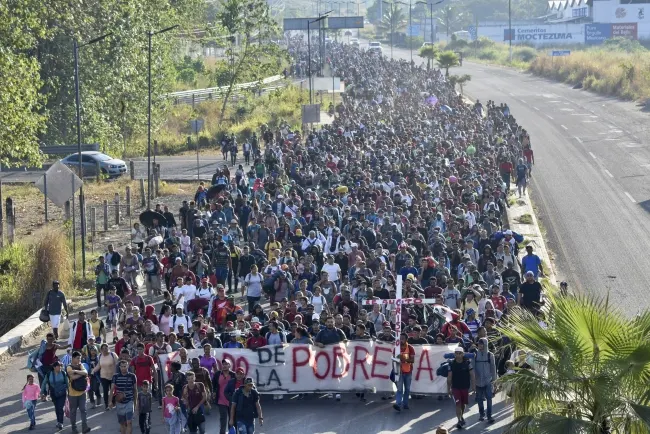 Tramp aludira da vlast za predsedničke izbore 'uvozi glasače' - migrante