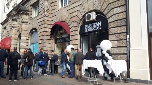 Otvoren novi Partizanov šop, fudbaleri se družili sa navijačima