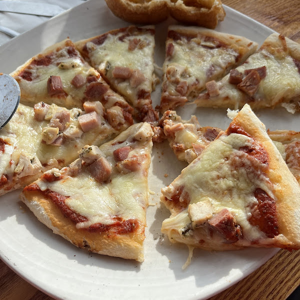 Ham and chicken pizza