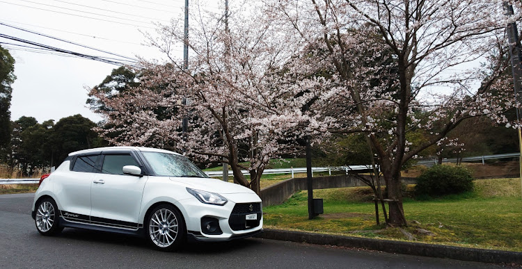 スイフトスポーツの桜🌸とコラボ・新旧ワークス制覇⁉️・桜🌸と護衛艦・桜🌸と赤レンガ🧱・わたし…さくらんぼ🍒～🎶に関するカスタム事例の投稿画像17枚目