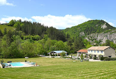 House with pool and garden 9