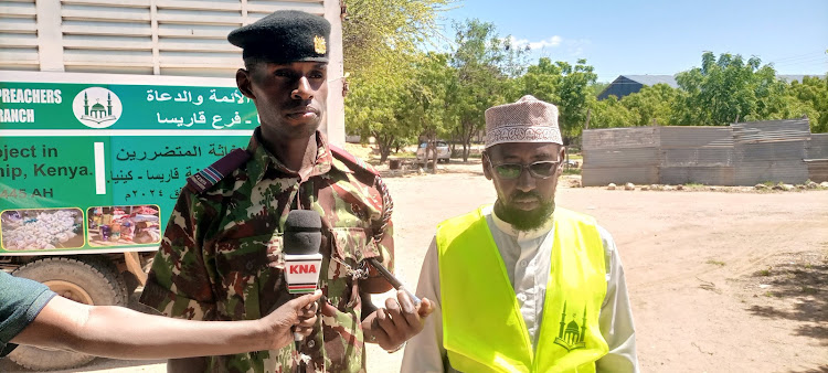 Dancan Rono, the Assistant County Commissioner speaks to the press. He is flanked by CIPK chairman-Garissa branch Sheikh Abdinasir Ali Abdi