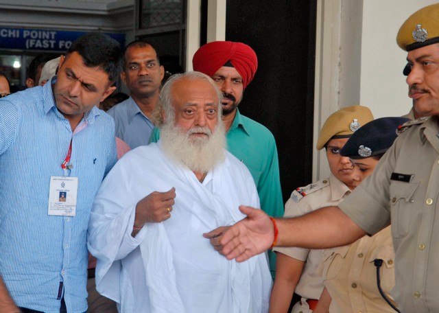 Police escort spiritual leader Asaram Bapu (C) outside an airport after his arrest in Jodhpur, in the desert state of Rajasthan, India. File photo