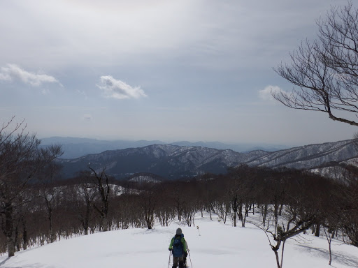 雪の斜面を鞍部へと