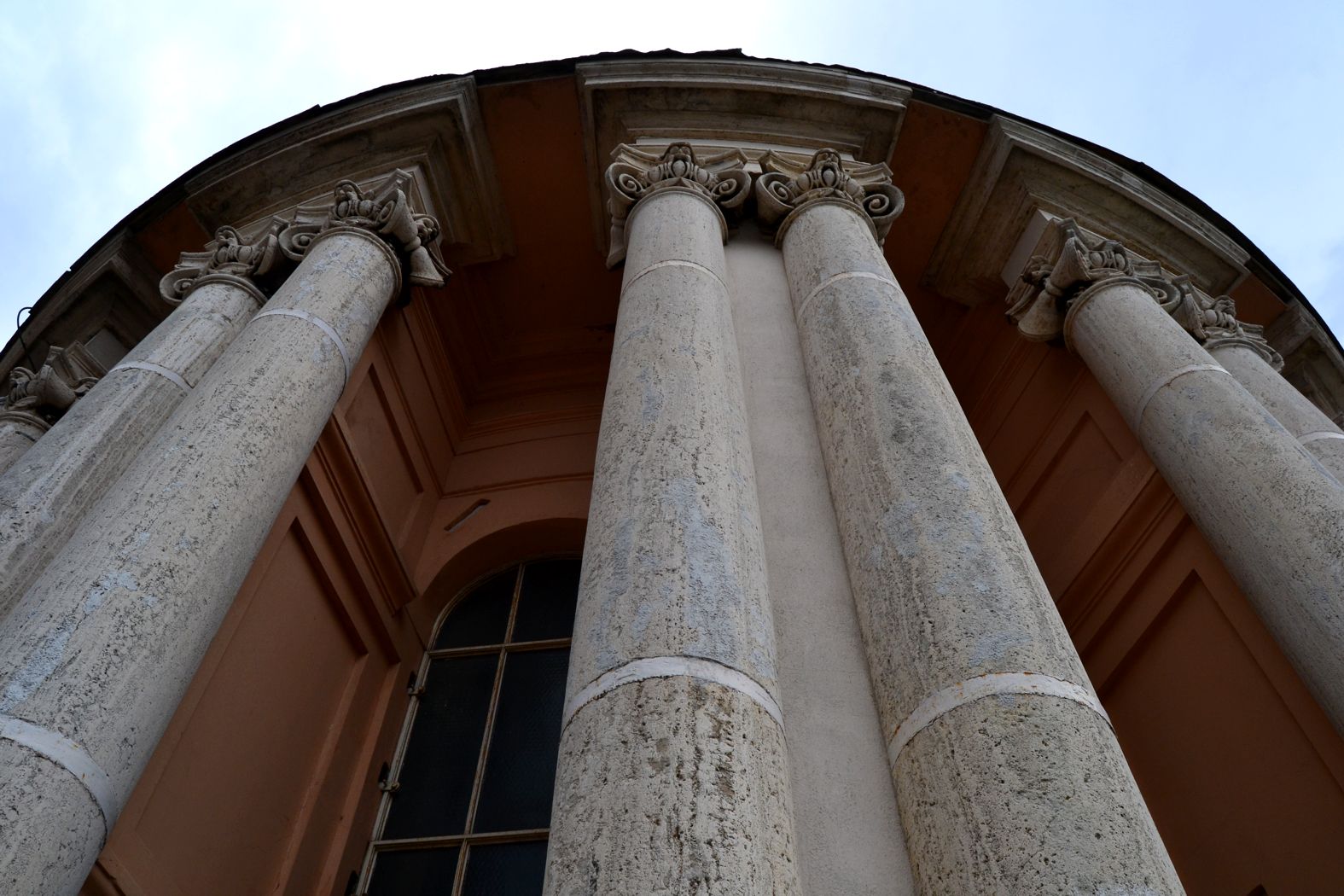 guardando le colonne di aeglos