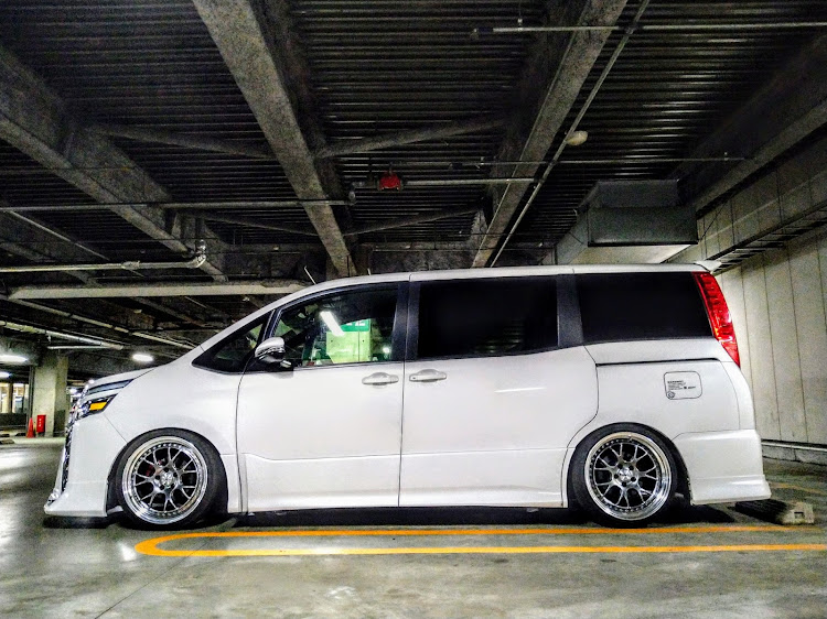 ヴォクシーの走れる車高短・地下駐車場は盛れる・4ＷＤでもキャンバー・真横・医療従事者に感謝とエールを‼️に関するカスタム事例の投稿画像1枚目