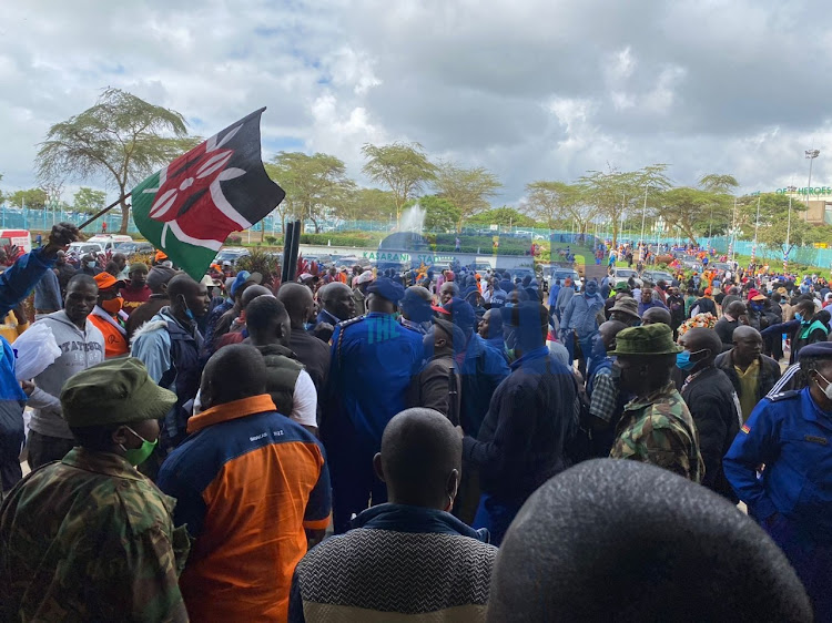 The most secured entrance at the Azimio la Umoja event at Kasarani reserved for VIPs turned chaotic despite the presence of heavy security.