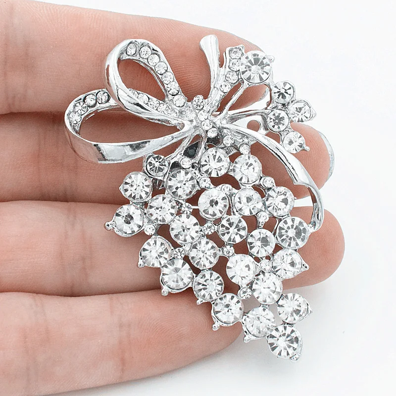 Broche de uva con diamantes para mujer Adorno sofisticado con brillo. Elegancia atemporal para realzar tu estilo diario. Joyería fina para ocasiones especiales.