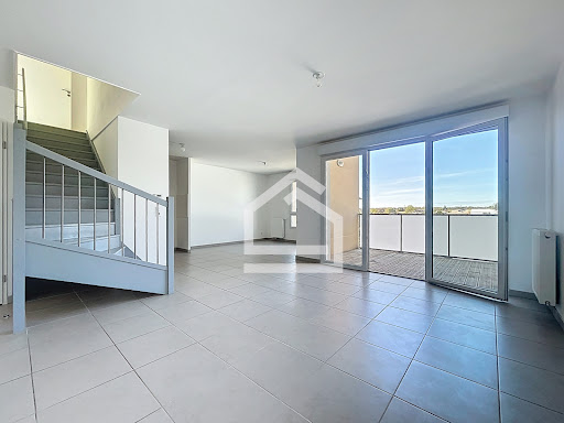 Bright living room with stairs and balcony - Prestige apartment / penthouse for sale in Le Taillan-Médoc, 4 rooms, 3 bedrooms