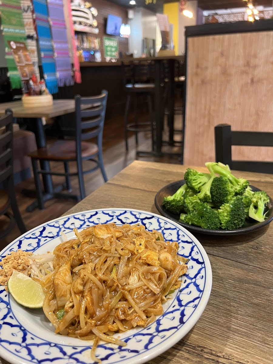 Pad Thai with steamed broccoli/gluten free