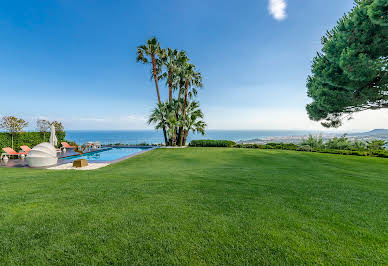 House with pool and garden 9